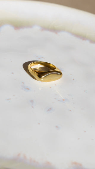 Curved 18K Gold Ring